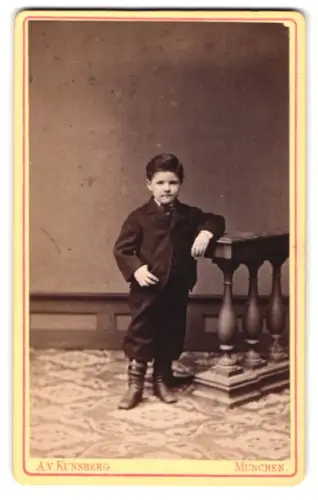 Fotografie A. v. Künsberg, München, Blumenstrasse 11a, Porträt eines Jungen