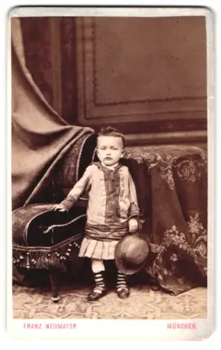 Fotografie Franz Neumayer, München, Neuhauserstrasse 29, Kleinkind mit Hut