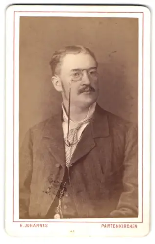 Fotografie B. Johannes, Partenkirchen, Ein Herr mit Zwicker