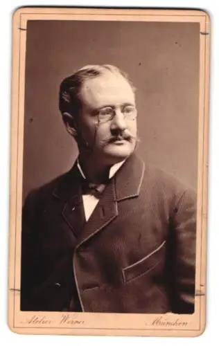 Fotografie Franz Werner, München, Schwanthaler Strasse 1, Porträt eines Herrn mit Zwicker