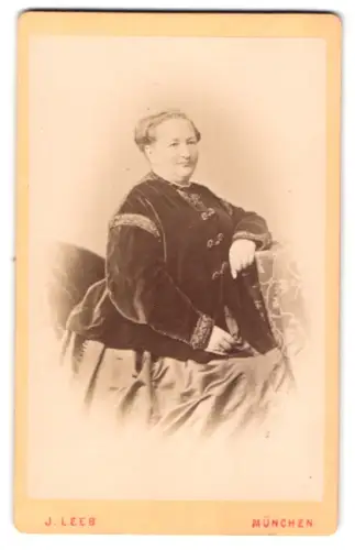 Fotografie J. Leeb, München, Schönfeldstrasse 18, Dame in eleganter Pose