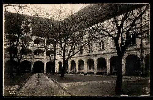 Foto-AK Dillingen, Klerikalseminar, Innenhof mit Arkaden