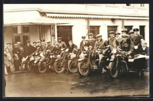 Foto-AK Motorrad Ariel und Indian mit ihren Fahrern vor einer Ausfahrt