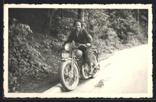 Foto-AK Motorrad Puch mit Kennzeichen E 25-951 und junger Frau am Steuer