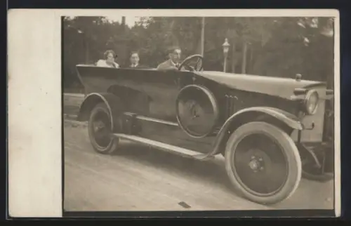 Foto-AK Auto mit Chauffeur und Paar im Fond