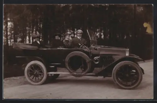 Foto-AK Auto mit Reserverad und zwei Damen als Fahrgästen