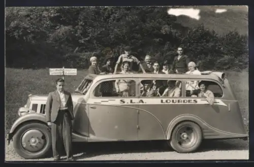 Foto-AK Autobus der S.L.A. Lourdes mit Fahrgästen bei einer Ausfahrt