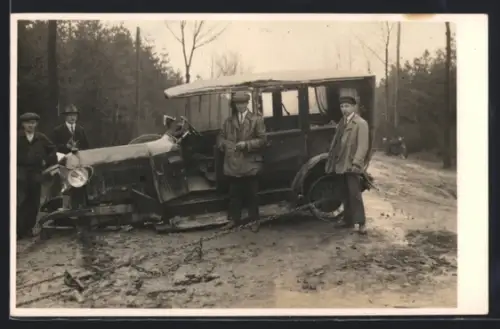 Foto-AK Auto nach Unfall mit zerstörter vorderer Achse und fehlenden Vorderrädern, 1927