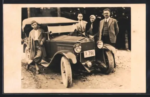 Foto-AK Auto Fiat mit Familie bei einer Ausfahrt im Waldgebiet, 1932