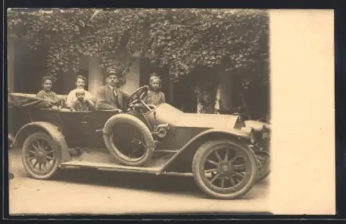 Foto-AK Auto mit Reserverad und Familie vor einer Ausfahrt