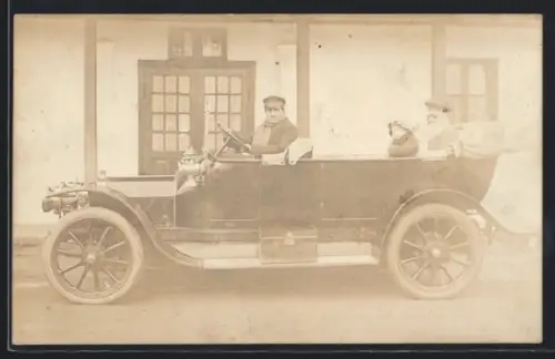 Foto-AK Auto in Seitenansicht mit Chauffeur und Fahrgast im Fond