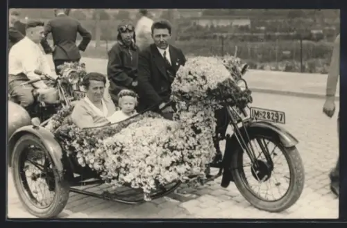 Foto-AK Motorrad mit Kennzeichen IM-28297 und blumengeschmücktem Beiwagen