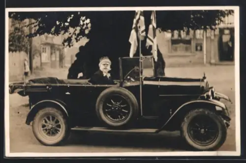 Foto-AK Auto mit Reserverad und zwei Fahnen an der Windschutzscheibe, 1934