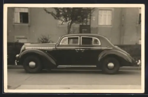 Foto-AK Auto Opel Admiral parkt vor Wohnhaus