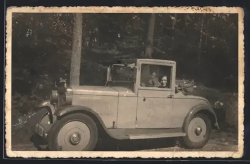 Foto-AK Auto Hanomag mit Frau am Steuer am Waldrand