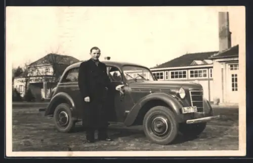 Foto-AK Auto Opel Kadett mit Kennzeichen A-317 786 vor einer Fabrik