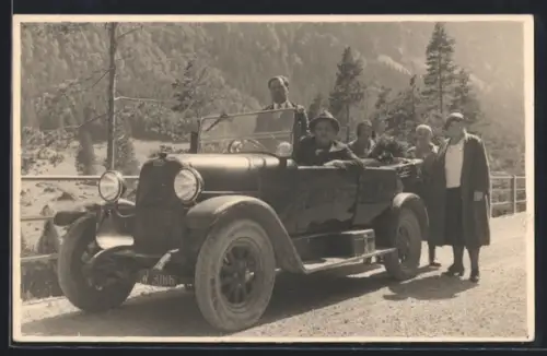 Foto-AK Auto Fiat mit Kennzeichen W 9066 und Reisegesellschaft auf einer Bergstrasse