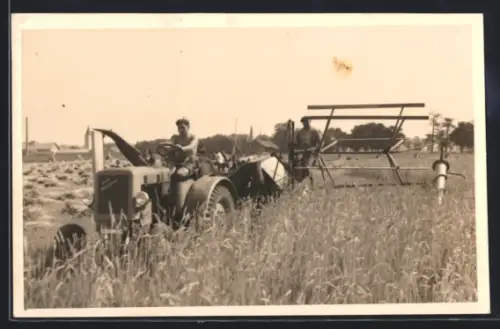 Foto-AK Traktor mit landwirtschaftlicher Maschine bei der Feldarbeit