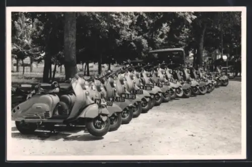 Foto-AK Motorrad NSU-Lambretta aufgereiht vor Parklandschaft
