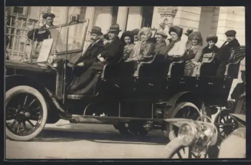Foto-AK Nice, Auto mit Reisegesellschaft bei einer Stadtrundfahrt