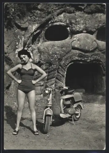 AK Motorrad MV-Augusta und junge Frau im Badeanzug