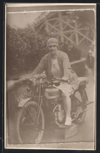 Foto-AK Motorrad Douglas mit junger Frau am Lenker, Aufnahme spiegelverkehrt, 1926