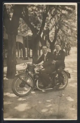 Foto-AK Motorrad mit zwei Herren bei einem Ausflug