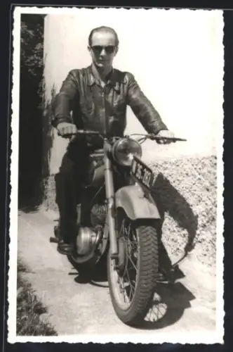 Foto-AK Motorrad mit Kennzeichen W-36 282 und Fahrer in Lederkleidung