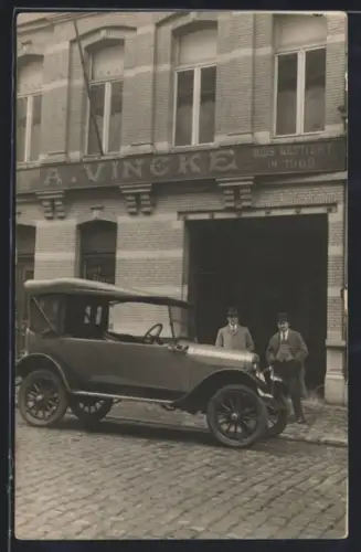 Foto-AK Auto vor dem Geschäft von A. Vincke