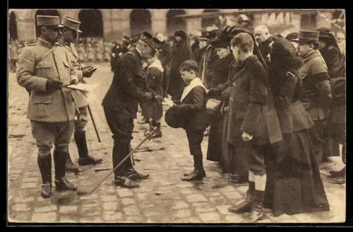 AK Paris, Heerführer General Cousin begrüsst Waisenkinder