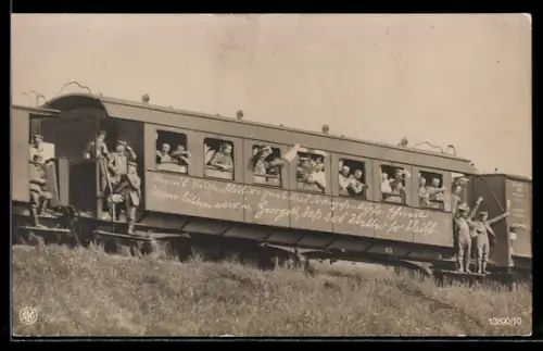 AK Propaganda 1. Weltkrieg, Eisenbahn-Truppentransport, reichsbahn-Waggon mit Propaganda Spruch beschriftet