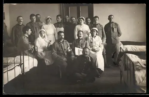 Foto-AK Lazarett mit Rot Kreuz Sanitäter & Krankenschwestern