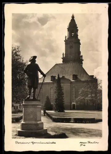 Foto-AK Max Baur: Potsdam, Garnisonskirche in der Aussenansicht mit Denkmal