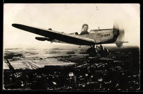 AK Fotomontiertes Bild eines Mädchens in einem Flugzeug