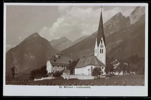 Foto-AK Fritz Gratl: St. Michael, Gnadenwald, Kirche mit Bergpanorama, Trockenstempel