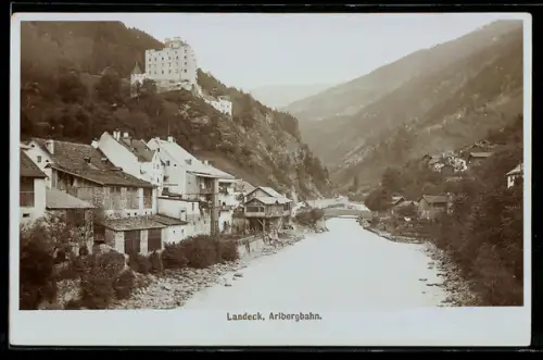 Foto-AK Fritz Gratl: Landeck, Arlbergbahn, Ortspartie mit hochgelegenem Schloss
