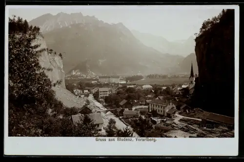 Foto-AK Fritz Gratl: Bludenz /Vorarlberg, Teilansicht des Ortes mit Kirche und Bergpanorama