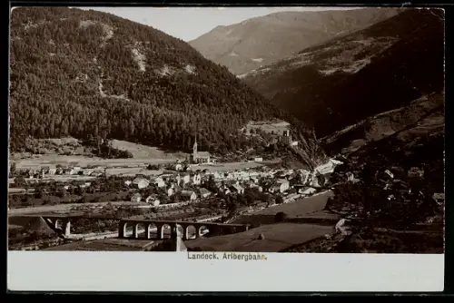 Foto-AK Fritz Gratl: Landeck /Arlbergbahn, Totalansicht mit Kirche und angrenzendem Wald