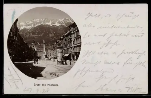 Foto-AK Fritz Gratl: Innsbruck, Strassenpartie mit Säule und Bergpanorama