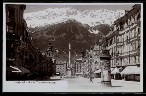 Foto-AK Fritz Gratl: Innsbruck, Partie in der Maria Theresienstrasse mit Bergpanorama