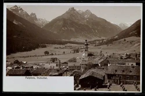 Foto-AK Fritz Gratl: Fulpmes /Stubaital, Totlaansicht aus der Vogelschau mit Kirche und Bergpanorama