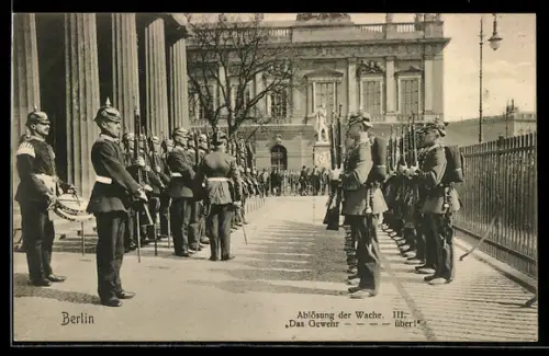 AK Berlin, Neue Wache, Wachablösung, Infanteristen mit Pickelhaube