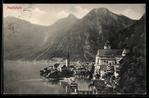 AK Hallstatt, Ortsansicht am See mit Kirche und Bergkulisse