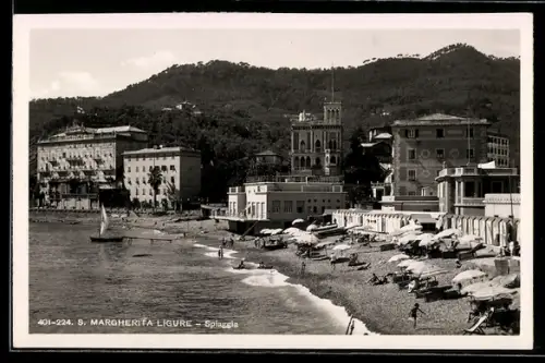 AK S. Margherita Ligure, Spiaggia con ombrelloni e edifici storici sullo sfondo