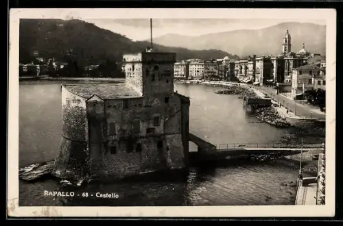 AK Rapallo, Castello sul mare con vista panoramica della città