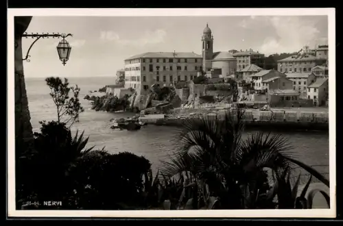 AK Nervi, Vista panoramica sul borgo costiero con lampione e vegetazione in primo piano