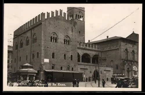 AK Bologna, Palazzo di Re Enzo con tram e persone sullo sfondo