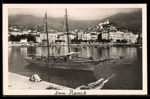 AK Sanremo, Il Porto con barca a vela e vista sulla città