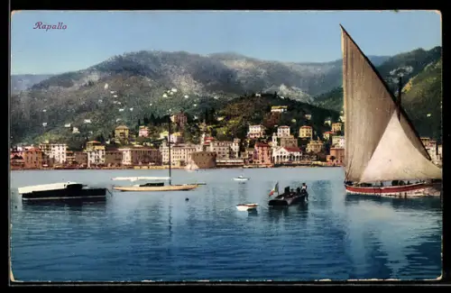 AK Rapallo, Barche a vela nel porto con vista sulla città e colline sullo sfondo