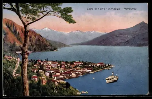 AK Menaggio /Lago di Como, Panorama con vista sul paese e un battello sul lago